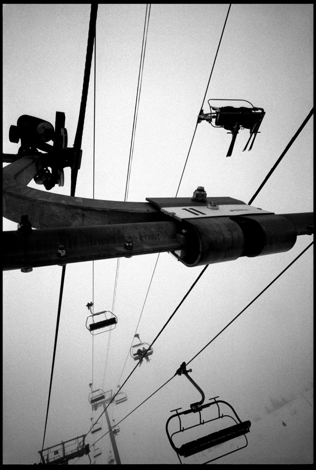 EDO 05 01 027-36a Contre plongée de deux télésièges qui se croisent