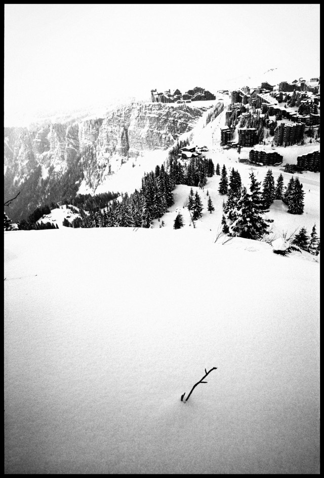 EDO 05 02 036-28 Vue de la station depuis une piste recouverte de poudreuse