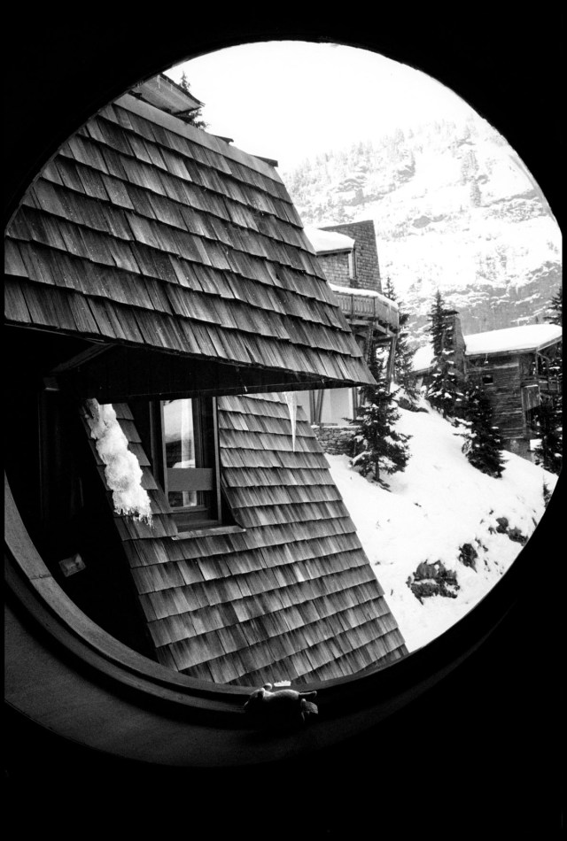 EDO 05 02 064-31 Vue d'un immeuble depuis une fenêtre hublot, marque de l'architecture locale