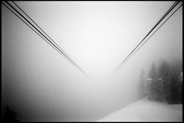 EDO 05 02 069-17 Les câbles du téléphérique d'Avoriaz s'enfoncent dans le brouillard en direction des Prodains.